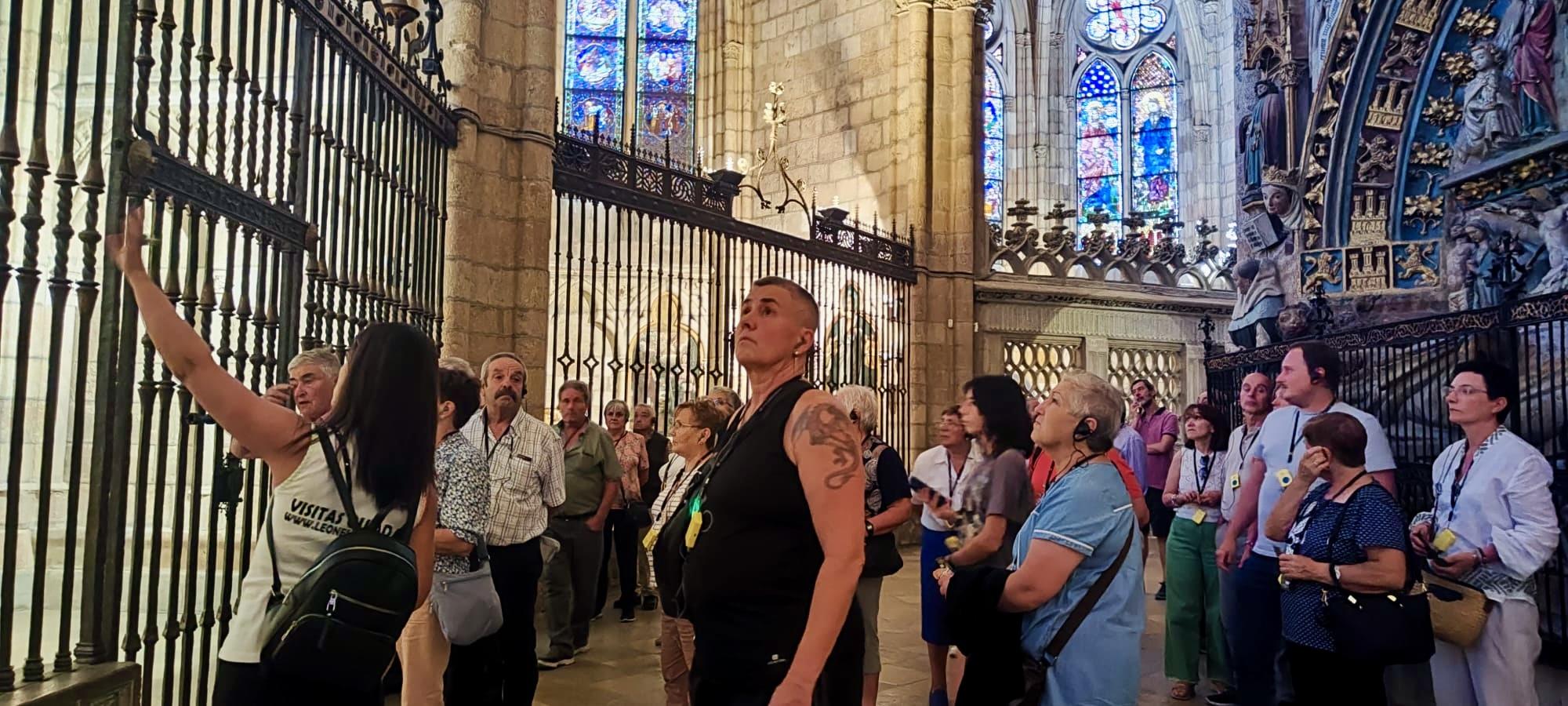 Para aquellas personas que no quieren ir con desconocidos, te ofrecemos una visita exclusiva, en la que a través de la historia, arte y datos interesantes, podrás sumergirte en el pasado, presente y futuro de nuestro monumento más emblemático, La Catedral de León.