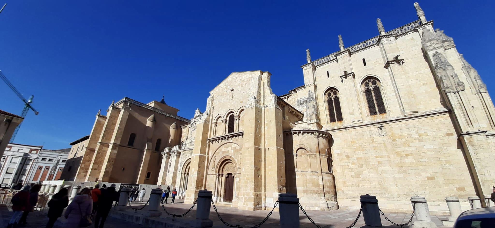 Private guided tour that combines the most important tourist resources of the city, such as the Cathedral of León and its old town.