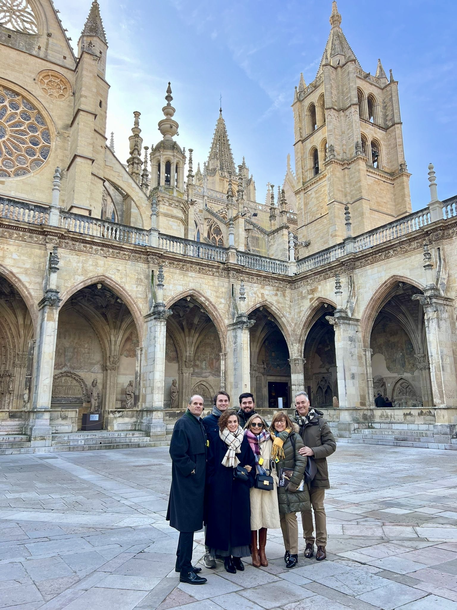 Visita guiada que combina lo más esencial de León, la Catedral de y su casco antiguo. Lugares que no debes perderte en tu estancia a nuestra hermosa ciudad.