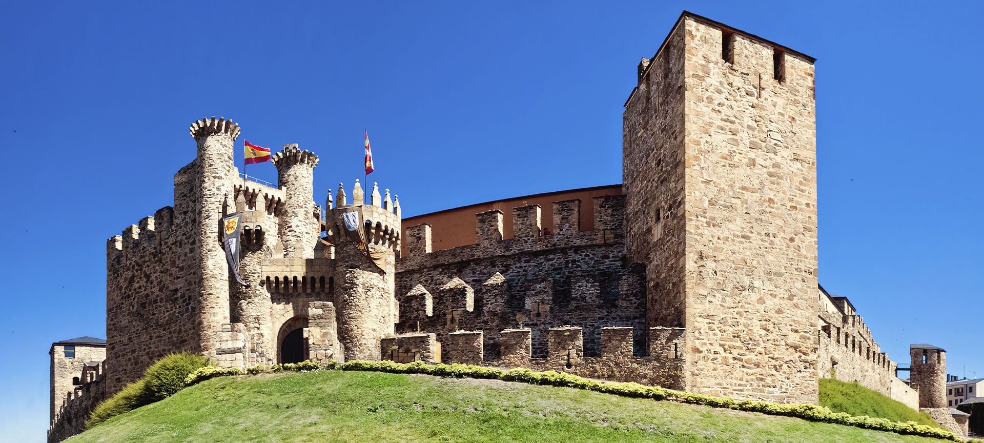 Guided visit to the Castle of the Templars of Ponferrada. But also its walls keep mysteries of more than 800 years, do you know what the cave of the mora is? And the cross of Tau?